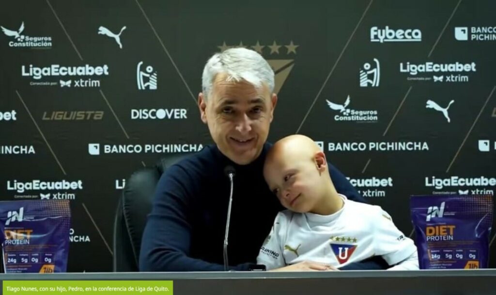 Προπονητής εμφανίστηκε στη συνέντευξη Τύπου με τον γιο του ο οποίος έχει σύνδρομο Down και συγκλόνισε όλον τον ποδοσφαιρικό κόσμο, δείτε βίντεο