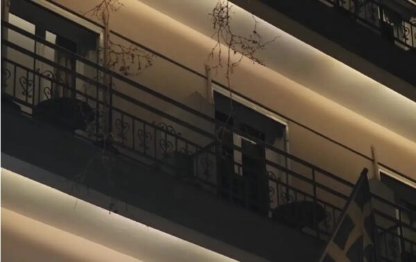 Ομόνοια: Στην Ελλάδα σήμερα οι γονείς του 15χρονου Γάλλου που έπεσε από μπαλκόνι και σκοτώθηκε