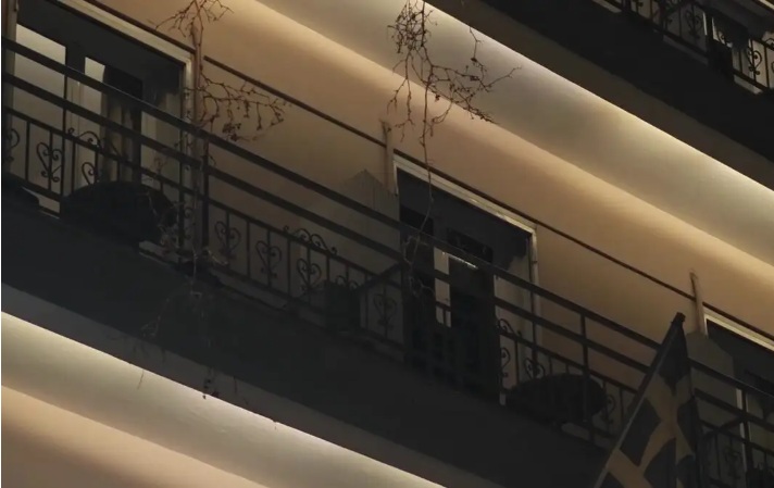 Ομόνοια: Στην Ελλάδα σήμερα οι γονείς του 15χρονου Γάλλου που έπεσε από μπαλκόνι και σκοτώθηκε