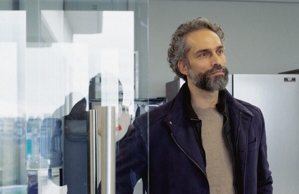 Βαγγέλης Παπαδάκης: Περπατώ στο δρόμο και με κοιτάζουν με ένα άγριο βλέμμα. Και μου λένε εσείς είστε; Αυτός ο κακός, ο  κακιασμένος… 