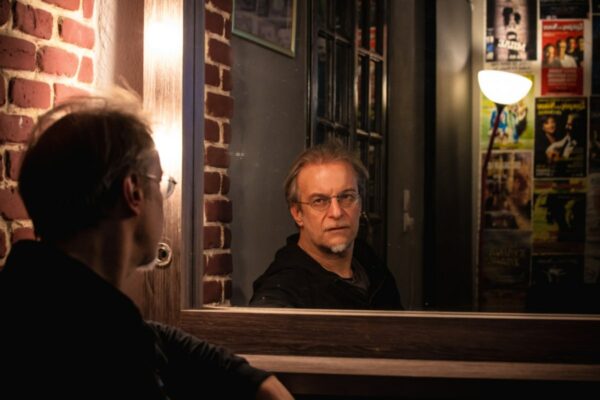 Μίλτος Πασχαλίδης: Η συγγραφή, η πατρότητα και τα δάκρυα του Ανδρέα Μικρούτσικου για τον αδερφό του