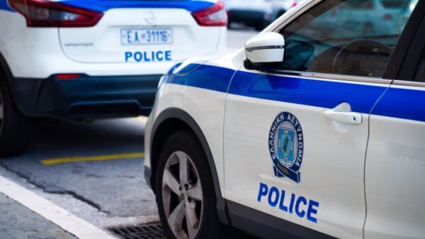 Τρόμος στον Πειραιά: 20χρονος που δεν ήξερε να οδηγεί παρέσυρε 67χρονη, συγκρούστηκε με… οκτώ ΙΧ και έπεσε σε κατάστημα