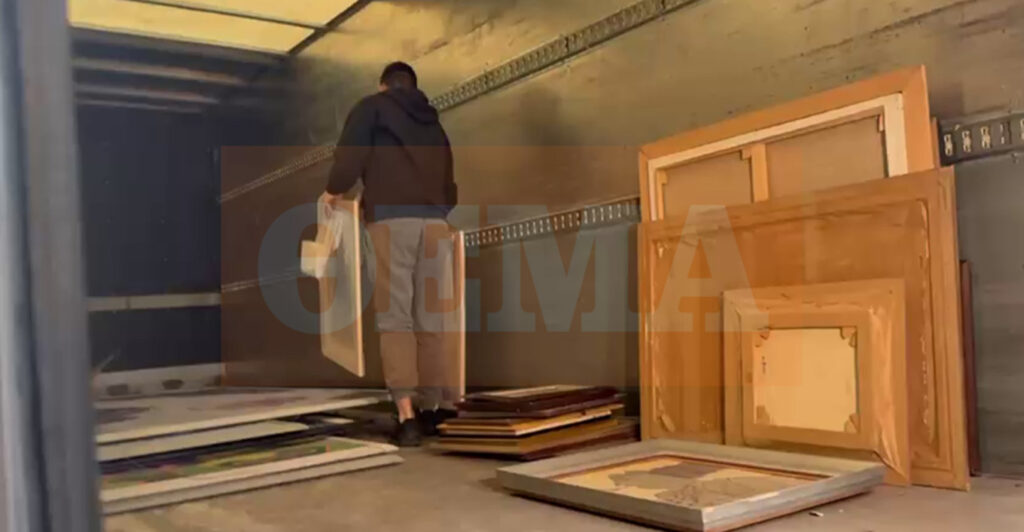 Βίντεο από τη γκαλερί Τσαγκαράκη στη Γλυφάδα: Αστυνομικοί φορτώνουν πίνακες σε φορτηγό