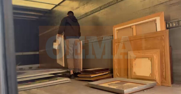 Βίντεο από τη γκαλερί Τσαγκαράκη στη Γλυφάδα: Αστυνομικοί φορτώνουν πίνακες σε φορτηγό