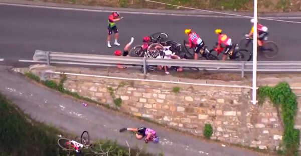 Τρομακτικό ατύχημα σε ποδηλατικό αγώνα γυναικών: Αθλήτρια έπεσε με το κεφάλι από ύψωμα για να αποφύγει καραμπόλα, δείτε βίντεο