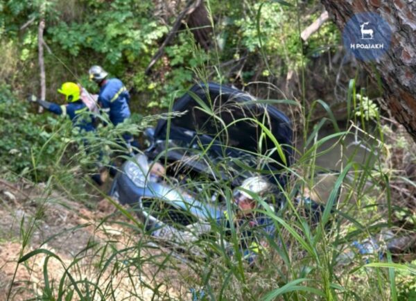 Αυτοκίνητο με δύο επιβαίνοντες έπεσε σε ρέμα στη Ρόδο, επιχείρηση απεγκλωβισμού από την Πυροσβεστική, φωτογραφίες