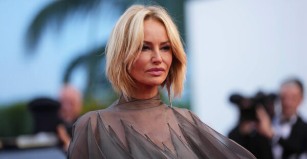 Η Αντριάνα Σκλεναρίκοβα κατηγορεί τον εν διαστάσει σύζυγό της και πατέρα της κόρης της για κακοποίηση και εκβιασμό