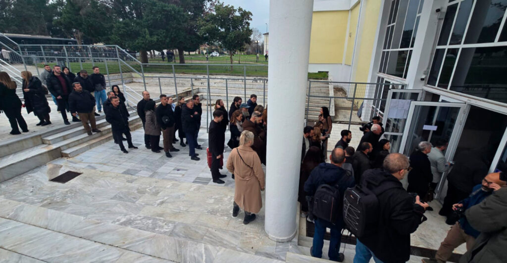 Δίκη Τέμπη: Ένταση μεταξύ συγγενών και κατηγορουμένων