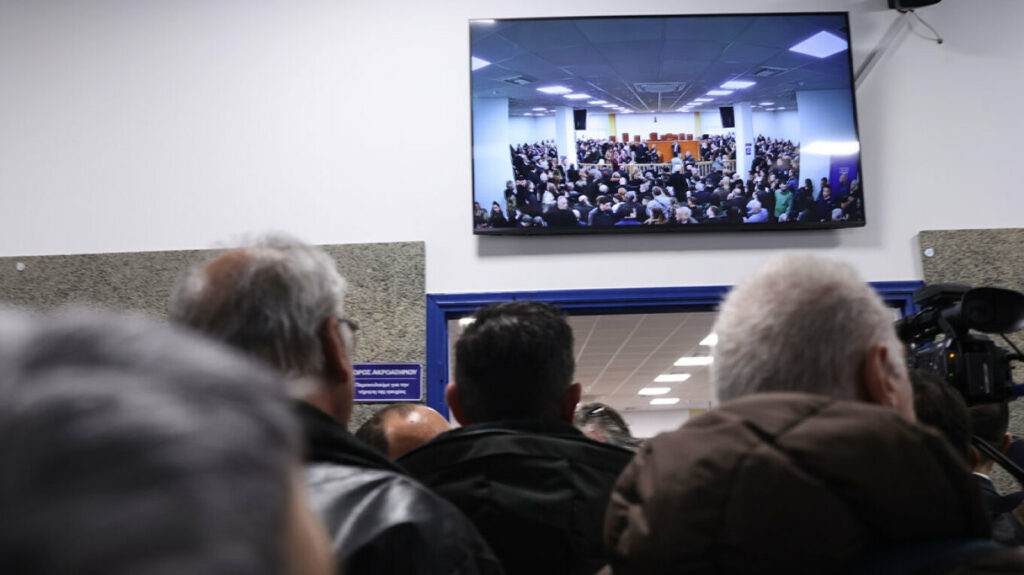 Ένταση για την αίθουσα στη δίκη για τα Τέμπη, δεν χωρά τους διαδίκους: Έχετε χάσει την εμπιστοσύνη μας, φώναζαν συγγενείς στο δικαστήριο