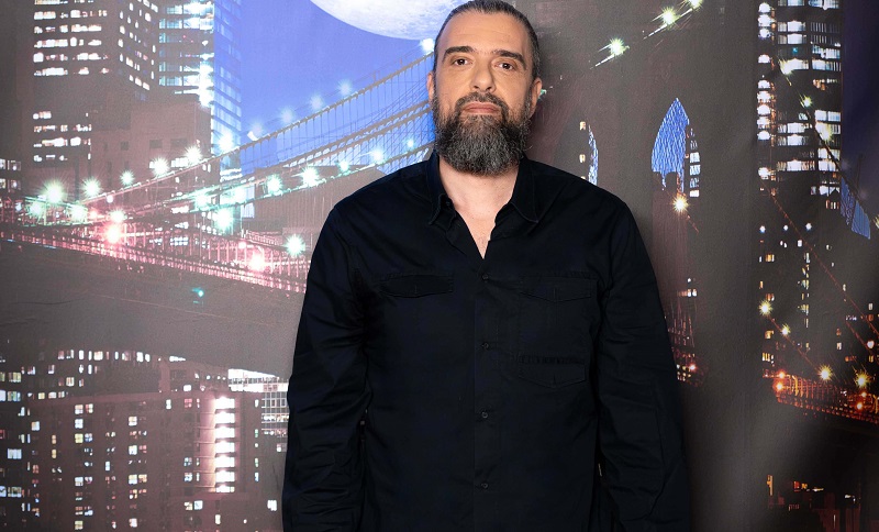 Σωτήρης Τσαφούλιας:Οι 21 διορθώσεις που έκανε στο σενάριο του «Έτερος Εγώ» και το νησί που θέλει να ζήσει μόνιμα..