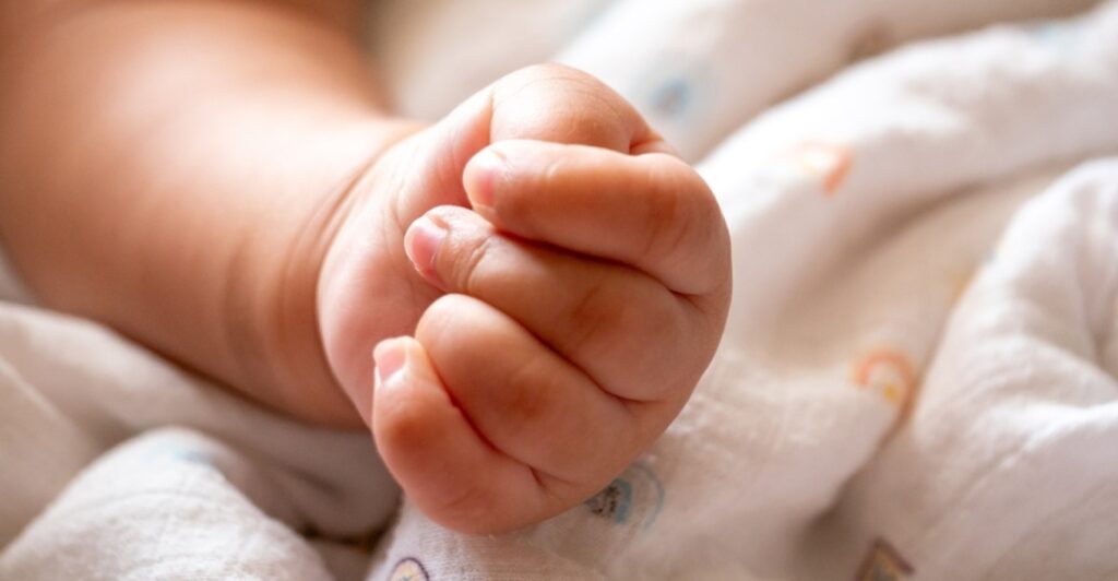 «Το δάγκωναν τα ξαδέρφια του, έπεσε από το καρότσι»: Οι δικαιολογίες της μητέρας του κακοποιημένου βρέφους στον Πύργο που δεν έπεισαν τους γιατρούς