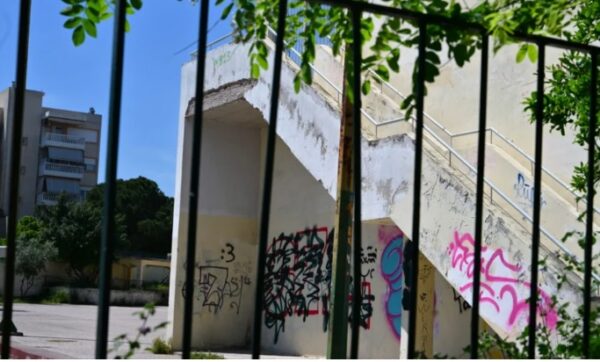 «Είδα σοβάδες, όχι σπασμένο κάγκελο», λέει ο γγ του υπ. Παιδείας για το μπαλκόνι του σχολείου που έπεσε η 13χρονη στο Χαϊδάρι