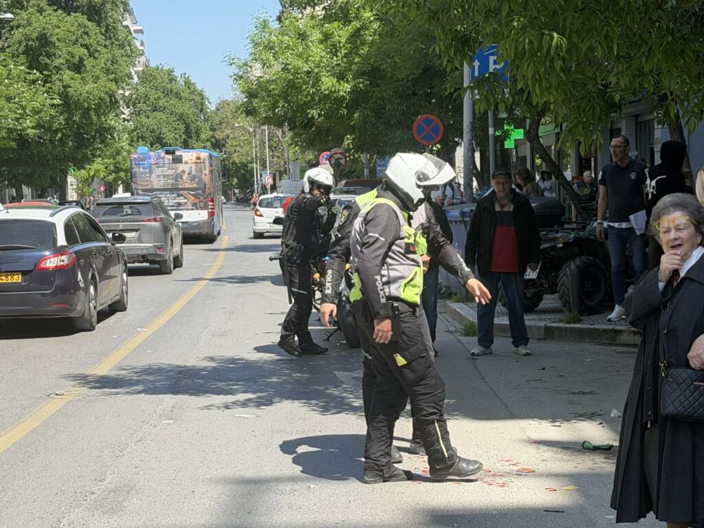 Απίστευτο και όμως αληθινό:   Πεντάχρονος πετούσε από το μπαλκόνι του σπιτιού ότι έβρισκε μπροστά του στο δρόμο