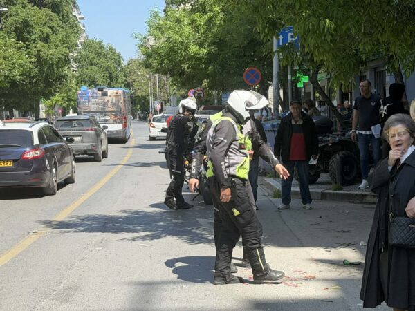 Απίστευτο και όμως αληθινό:   Πεντάχρονος πετούσε από το μπαλκόνι του σπιτιού ότι έβρισκε μπροστά του στο δρόμο