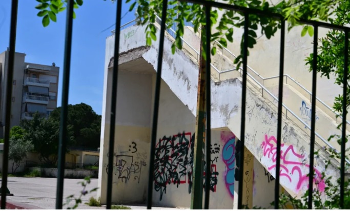 «Είδα σοβάδες, όχι σπασμένο κάγκελο», λέει ο γγ του υπ. Παιδείας για το μπαλκόνι του σχολείου που έπεσε η 13χρονη στο Χαϊδάρι