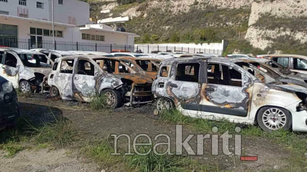 Εικόνες καταστροφής μετά τη φωτιά σε χώρο στάθμευσης ενοικιαζόμενων αυτοκινήτων στο Ηράκλειο Κρήτης, δείτε βίντεο