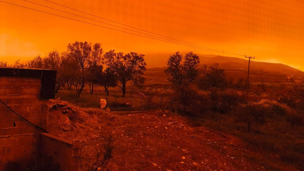 Απόκοσμες εικόνες στην Κρήτη: Κιτρίνισαν από τη σκόνη Ηράκλειο και Ρέθυμνο, ανεμοστρόβιλος αναποδογύρισε νταλίκα στην Ιεράπετρα