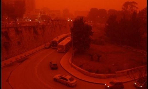 Ο «κόκκινος» ουρανός της Κρήτης στη διεθνή ειδησεογραφία – Οι εντυπωσιακές εικόνες σε όλο τον κόσμο