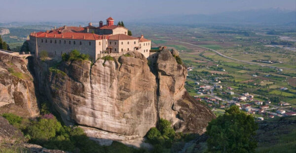 Γυναίκα έπεσε από το βράχο της μονής του Αγίου Στεφάνου στα Μετέωρα