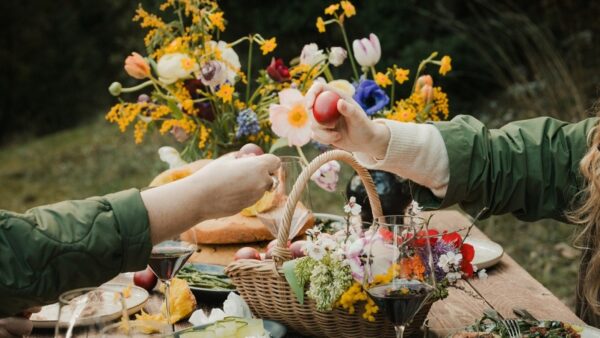 Οδηγίες ΕΦΕΤ για το πασχαλινό τραπέζι: Τι να προσέξετε σε κρέας, αυγά και αποθήκευση τροφίμων