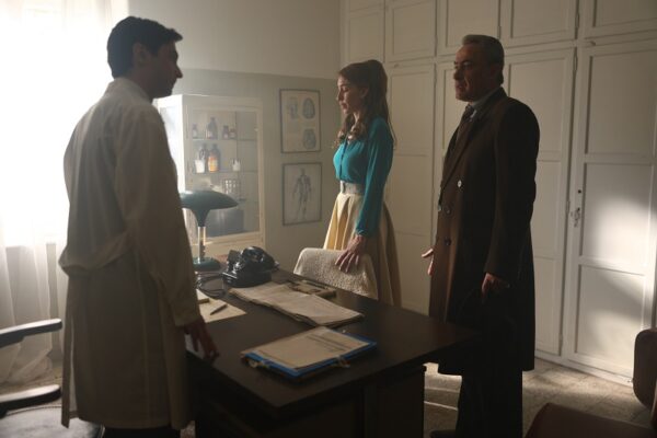 Άγιος έρωτας – Ο Κυριάκος κλείνει την Ελένη στο ψυχιατρείο!