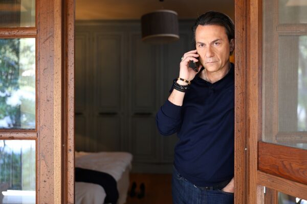 “Να μ’ αγαπάς” – Ο Άγγελος αποφασίζει να συμφιλιωθεί με τον Θεόφιλο