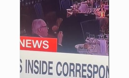 Επίθεση σε δείπνο παρουσία Τραμπ: Μέσα στο χάος καλεσμένοι άρπαξαν μπουκάλια κρασί ενώ ένας άντρας συνέχιζε να τρώει – Βίντεο