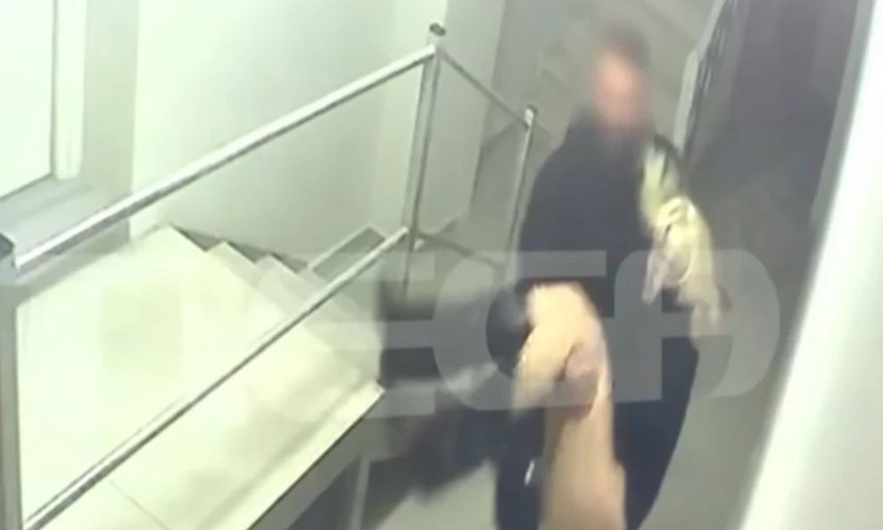 Κεφαλονιά: Η στιγμή που ο αρσιβαρίστας μεταφέρει τη Μυρτώ σε λιπόθυμη κατάσταση εκτός ξενοδοχείου