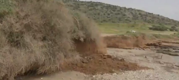 Δραματική διάσωση πατέρα και γιου που καταπλακώθηκαν από χώματα σε παραλία της Βάρκιζας