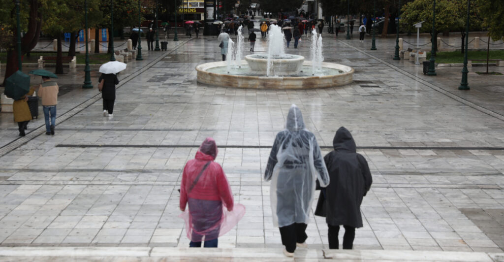 Πώς θα κινηθεί η κακοκαιρία Erminio τις επόμενες ώρες: Κόκκινη προειδοποίηση σε δύο περιοχές την Πέμπτη, αφρικανική σκόνη μέχρι την Παρασκευή