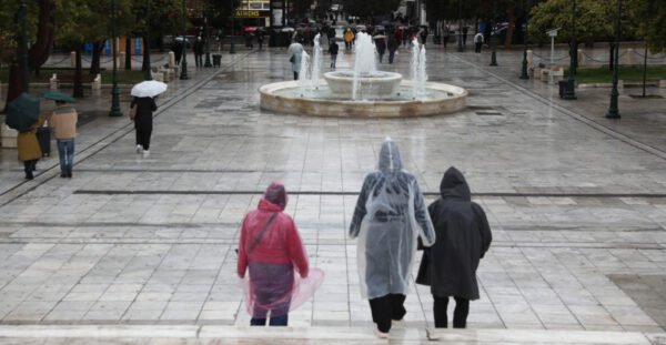 Πώς θα κινηθεί η κακοκαιρία Erminio τις επόμενες ώρες: Κόκκινη προειδοποίηση σε δύο περιοχές την Πέμπτη, αφρικανική σκόνη μέχρι την Παρασκευή