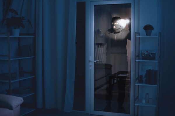 Λάρισα: Ατζαμής διαρρήκτης ξέχασε το τσαντάκι του στη βεράντα και ταυτοποιήθηκε από την Αστυνομία