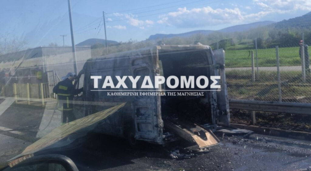 Κάηκε ολοσχερώς ασθενοφόρο του ΕΚΑΒ Βόλου που μετέφερε 12χρονο στην Αθήνα