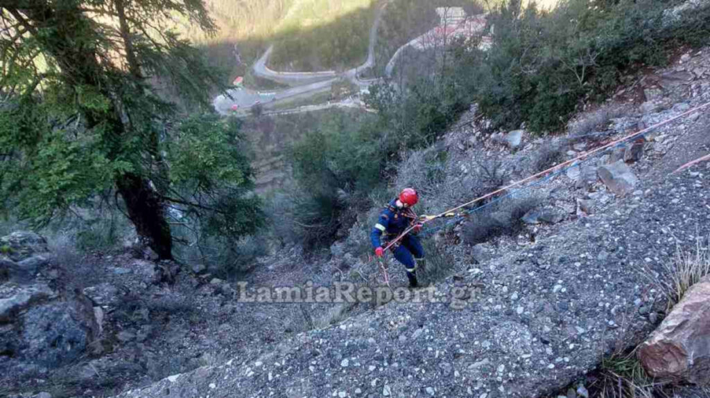 Νεκρός 54χρονος σε τροχαίο στην Ευρυτανία, το φορτηγό του έπεσε σε γκρεμό 40 μέτρων