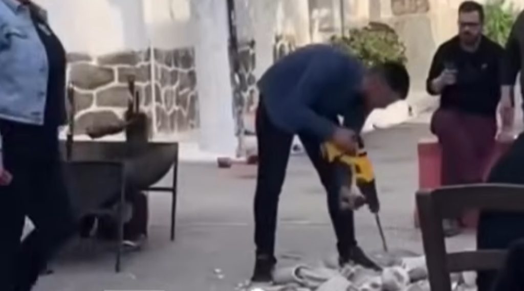 «Ρίχτο!»: Ακραίο γλέντι στην Εύβοια, έσπασαν πιάτα και… τουαλέτες με ηλεκτρικό τρυπάνι και σφυρί, δείτε βίντεο