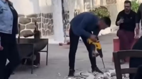 «Ρίχτο!»: Ακραίο γλέντι στην Εύβοια, έσπασαν πιάτα και… τουαλέτες με ηλεκτρικό τρυπάνι και σφυρί, δείτε βίντεο