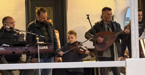 Ο μικρός Ιάκωβος με το βιολί του έκλεψε την παράσταση σε γιορτή στο Κεχρό της Τήνου, δείτε βίντεο