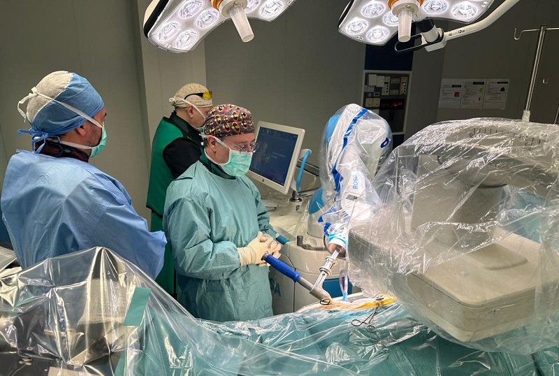 Πρώτη εφαρμογή ολικής αρθροπλαστικής ισχίου με το ρομποτικό σύστημα Rosaστο Metropolitan General