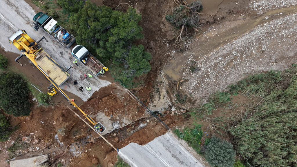 Κακοκαιρία Erminio: Δρόμος κατέρρευσε και έγινε χαράδρα μήκους 10 μέτρων στην Καλλιτεχνούπολη