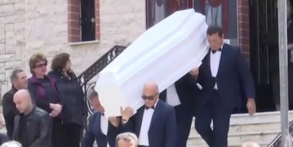 Ράγισαν καρδιές στο τελευταίο αντίο στον 27χρονο που δολοφονήθηκε στον Άγιο Δημήτριο