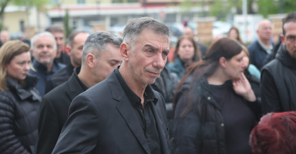 Συγκίνηση στο τελευταίο αντίο για τον Στέφανο Μπορμπόκη, έκλαψε ο αδελφός του