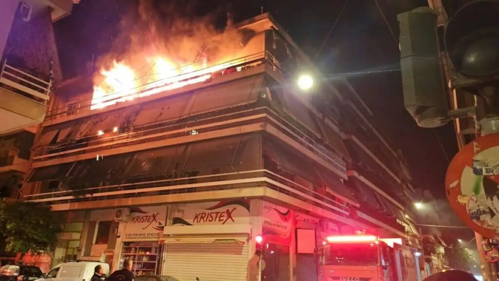 Τραγωδία στον Κολωνό με δύο νεκρούς: Βίντεο με τις φλόγες να τυλίγουν το διαμέρισμα