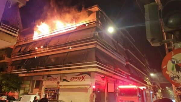 Τραγωδία στον Κολωνό με δύο νεκρούς: Βίντεο με τις φλόγες να τυλίγουν το διαμέρισμα