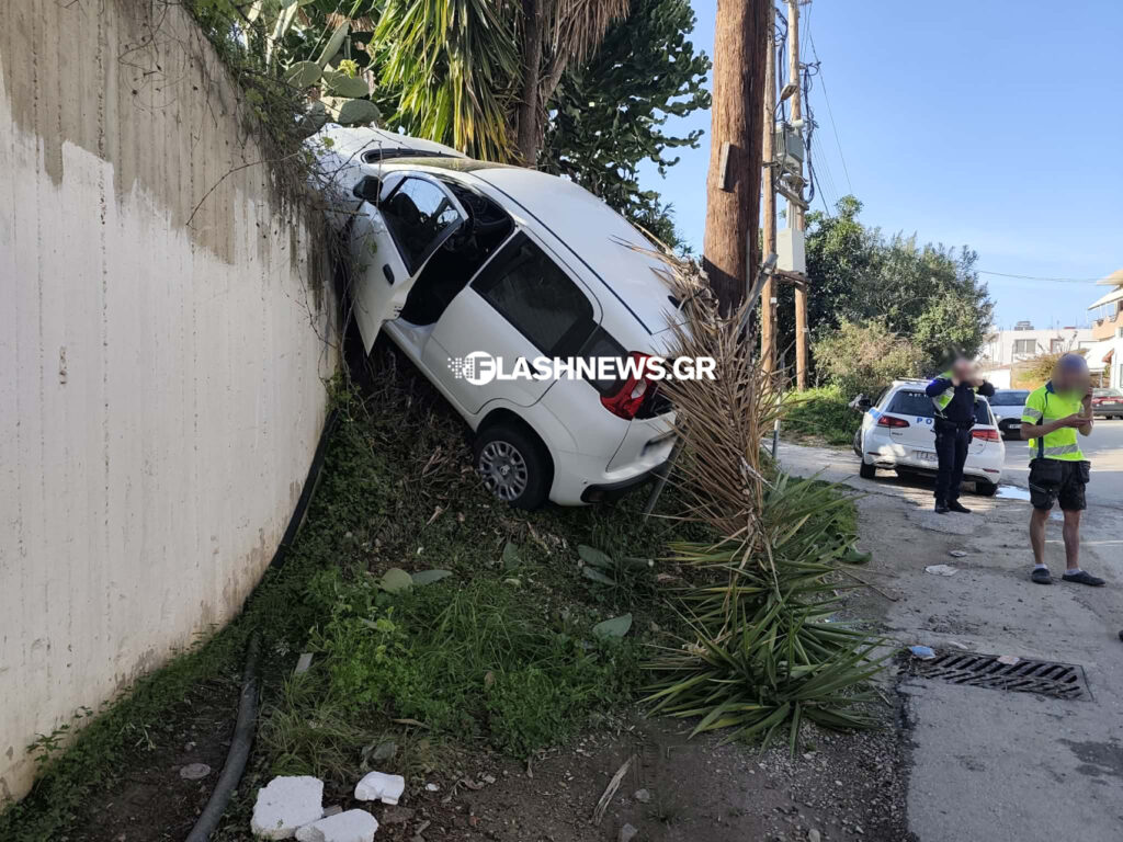 Αυτοκίνητο έπεσε από τον κόμβο Μουρνιών στα Χανιά, δείτε φωτογραφίες