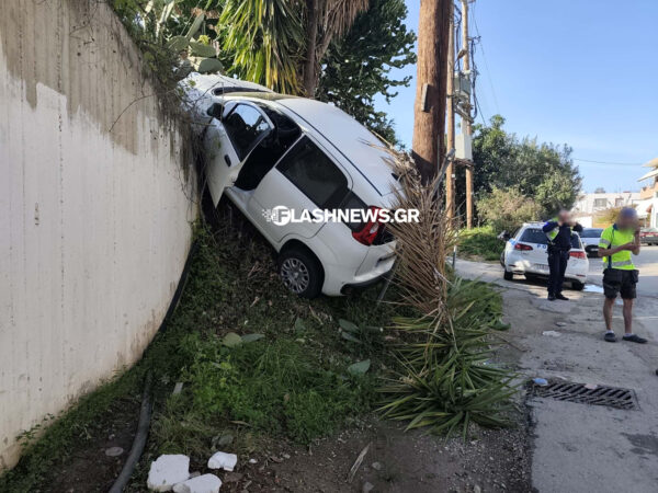 Αυτοκίνητο έπεσε από τον κόμβο Μουρνιών στα Χανιά, δείτε φωτογραφίες