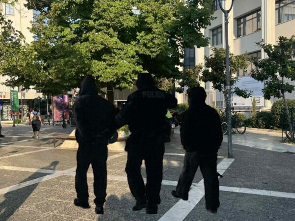 Λάρισα: Επειδή λιμπίστηκαν τη ζακέτα του, τρεις νταήδες γρονθοκόπησαν 15χρονο για να του την κλέψουν