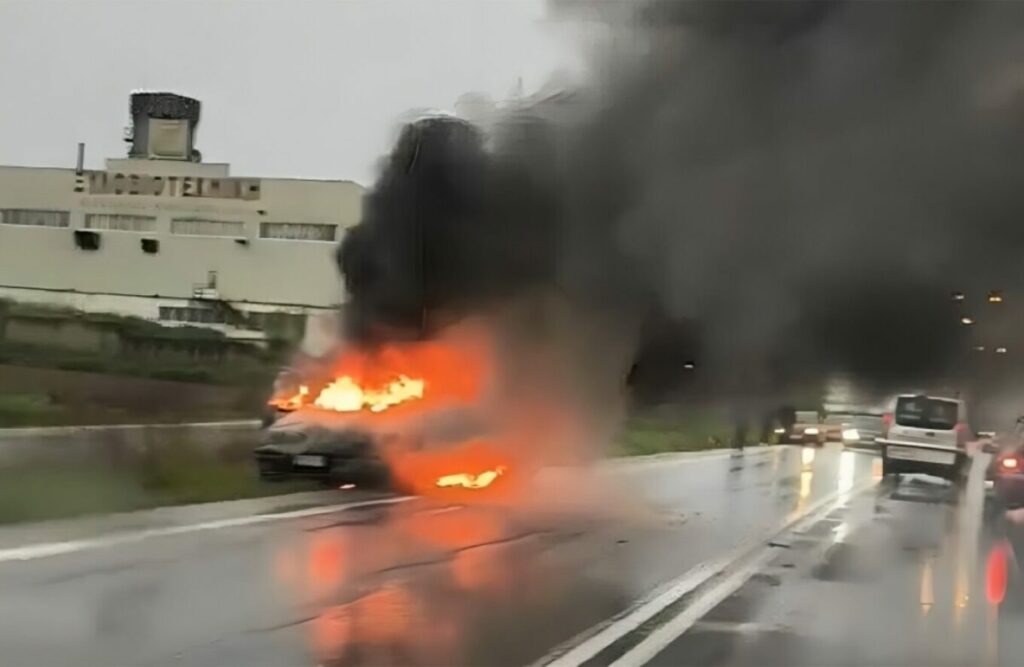 Αυτοκίνητο τυλίχθηκε στις φλόγες στη Λάρισα, δείτε βίντεο