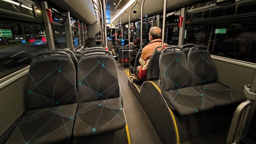 Ηλικιωμένη ξέχασε τσάντα με 30.000 ευρώ, χρυσές λίρες και κοσμήματα μέσα στο λεωφορείο 856 και της επιστράφηκε ανέγγιχτη