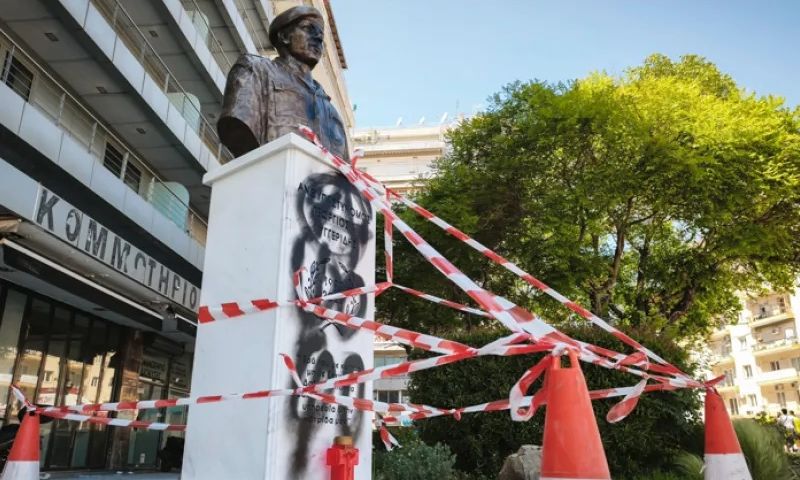 Αποκλειστικό: Βανδάλισαν την προτομή του Λυγγερίδη, του αστυνομικού που δολοφονήθηκε στου Ρέντη- Ξεσπούν οι γονείς του “Βεβήλωσαν το μνημείο του παιδιού μας που έδωσε τη ζωή του για την πατρίδα”