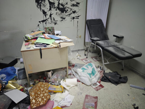 Στο αυτόφωρο μητέρα ανηλίκου που συμμετείχε στον βανδαλισμό σχολείου στη Γλυφάδα